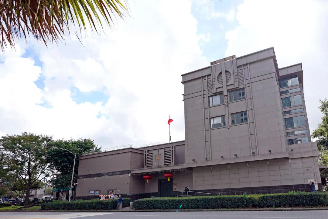 US Takes Over Chinese Consulate in Houston, Officials Say Closure of Facility ‘Not Random’