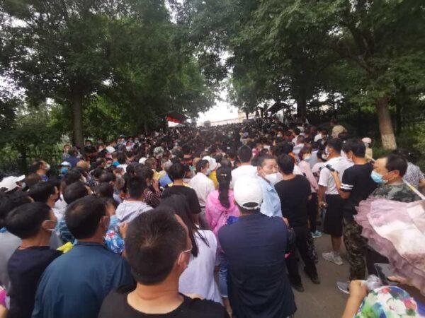 Residents are crowded at a COVID-19 nucleic acid test site in Dalian, China on July 27, 2020. (Provided to The Epoch Times)