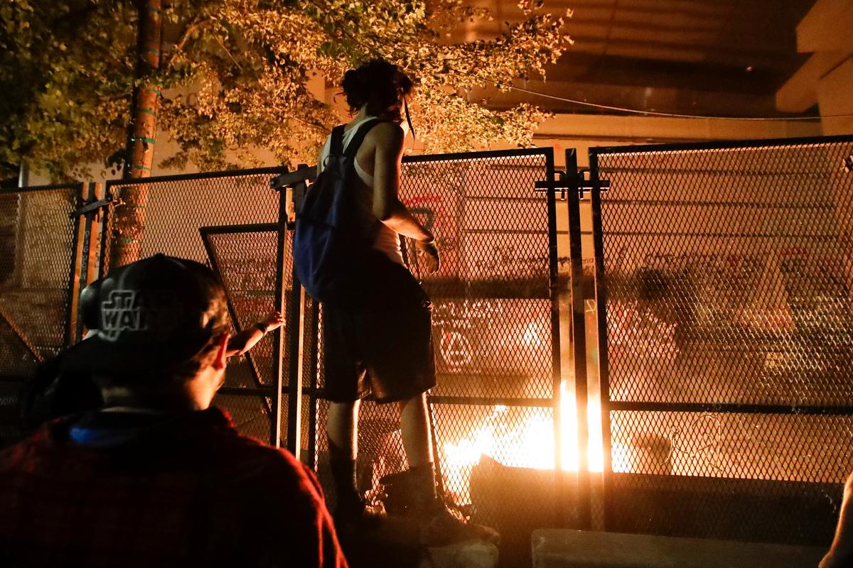 Rioters in Portland Return to Courthouse to Set Fires, Launch Fireworks