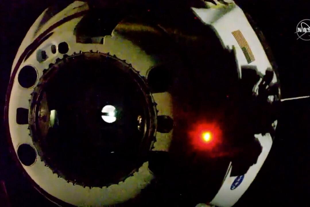 SpaceX Guiding NASA Astronauts to 1st Splashdown in 45 Years