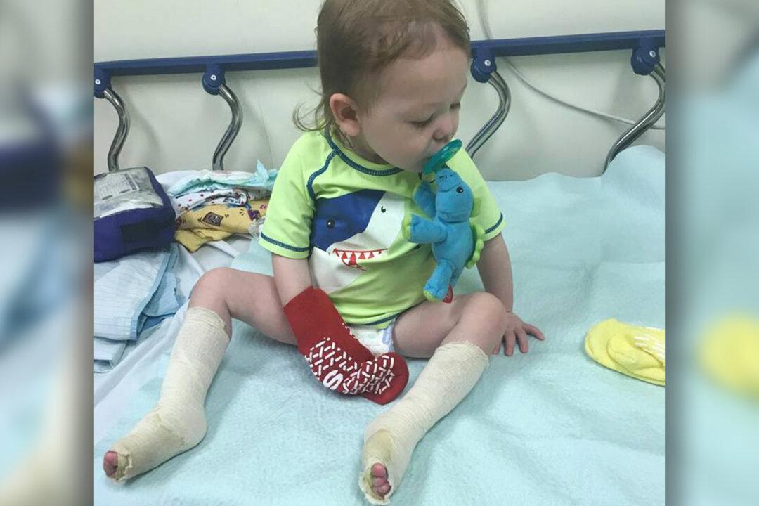 Dad Shares Warning After Tot Walks on Hot Metal Grate at Splash Park, Suffers 2nd-Degree Burns