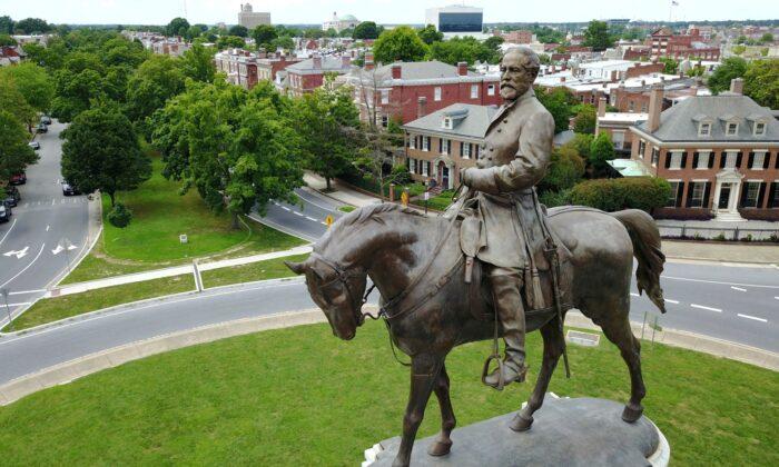 Virginia Governor Faces New Hurdle in Bid to Remove Lee Statue
