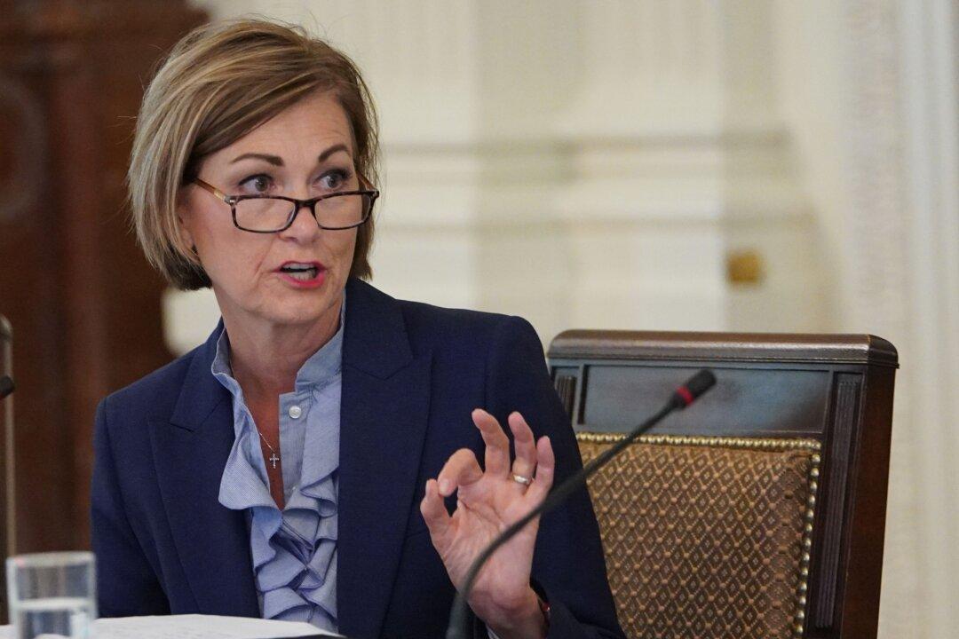 Iowa Governor Grants Felons Right to Vote, Ending State’s Holdout Status