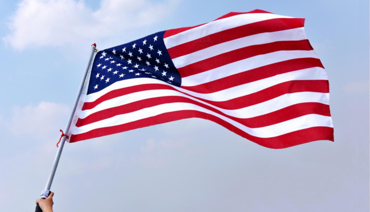 Personal Trainer Goes on Runs With American Flag to Raise Awareness of Veteran Suicide