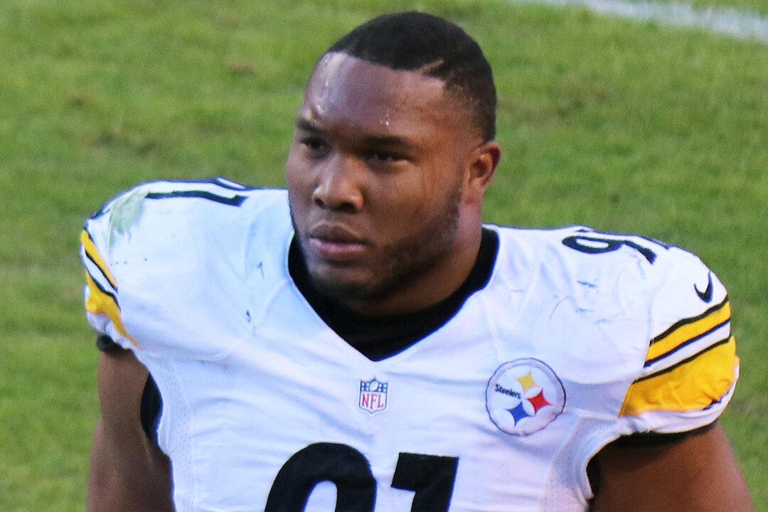 NFL Player Stephon Tuitt Refuses to Kneel, Says ‘I Will Not Let Those Individuals Steer Me’