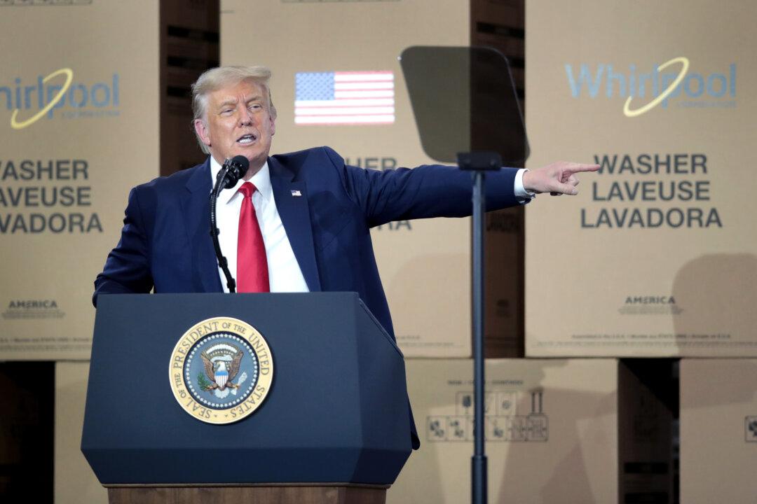 Trump Signs Executive Order to Reduce US Reliance on China for Medicine