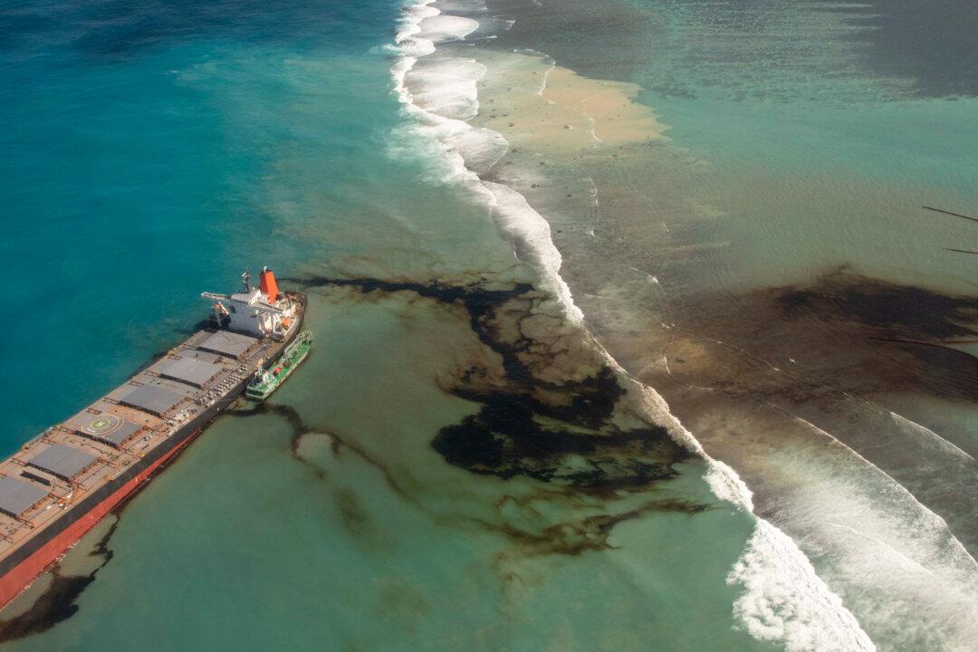 Mauritius Races to Contain Oil Spill, Protect Coastline