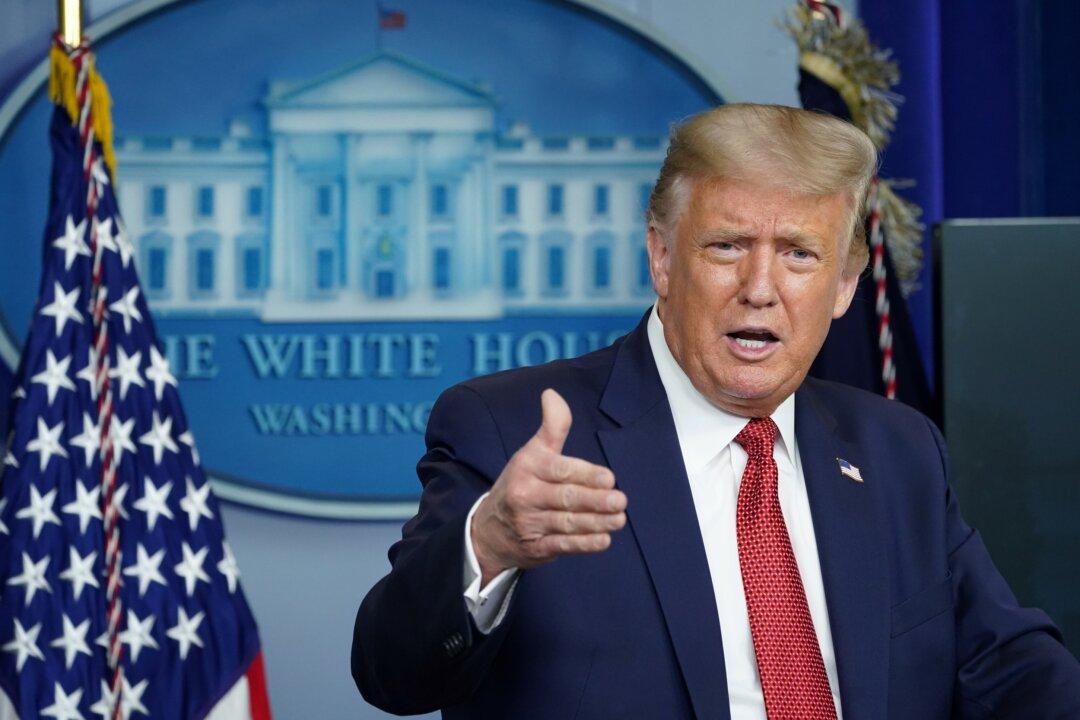 Trump Calls on NFL, NBA Players to Stand During National Anthem