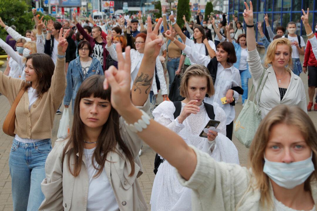 Belarus Police Fire Live Rounds at Protesters, Arrest Over 1,000