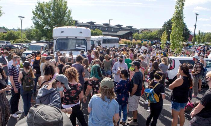 Bend, Oregon, Activists Block Immigration Buses, Prompting Federal Response