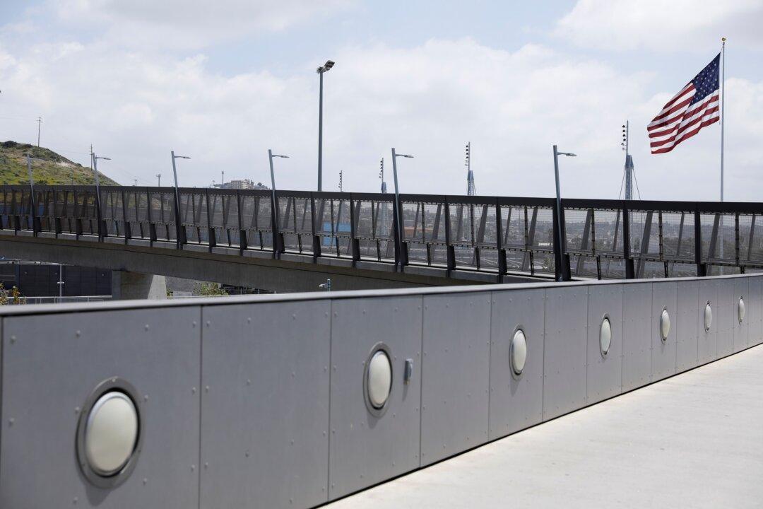 US Extends Travel Restrictions at Northern, Southern Borders