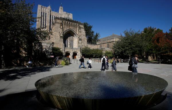 Students walk on the campus of Yale University in New Haven, Connecticut, on Oct., 2009.(Shannon Stapleton/Reuters)