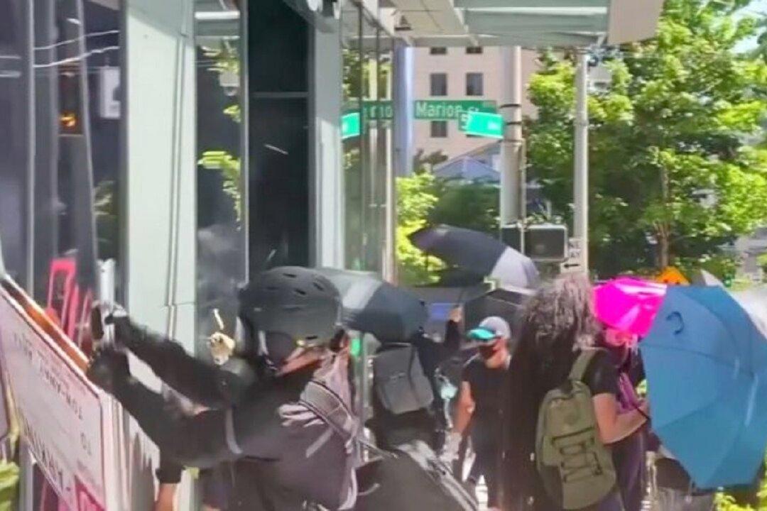 Seattle Rioters Smash ATM, Break Store Windows During March