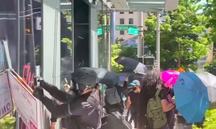 Seattle Rioters Smash ATM, Break Store Windows During March