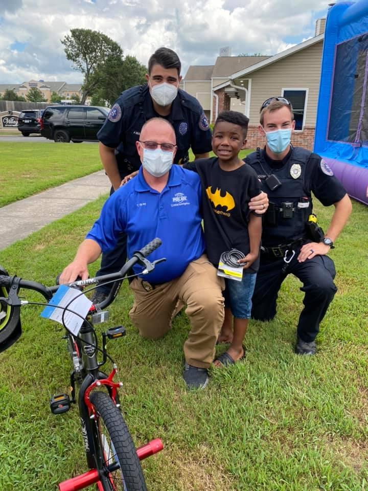 Detective Tim Gray (L) and 7-year-old Bryan Jeffrey. (Courtesy of <a href="https://www.facebook.com/conw">Conway Police Department</a>)