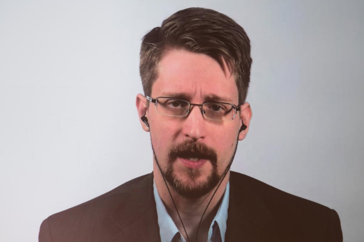 Edward Snowden Pledges Allegiance to Russia, Receives Russian Passport: Lawyer