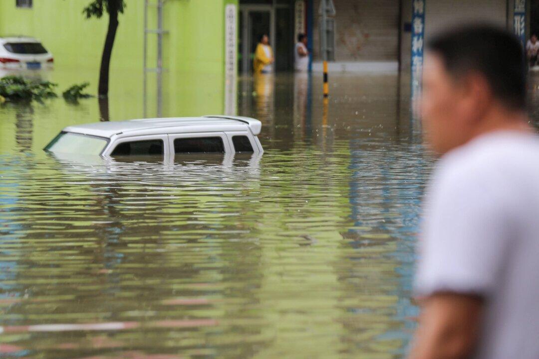 Heavy Rain Hits Yangtze River Again, Inundating Cities and Leaving Many Homeless