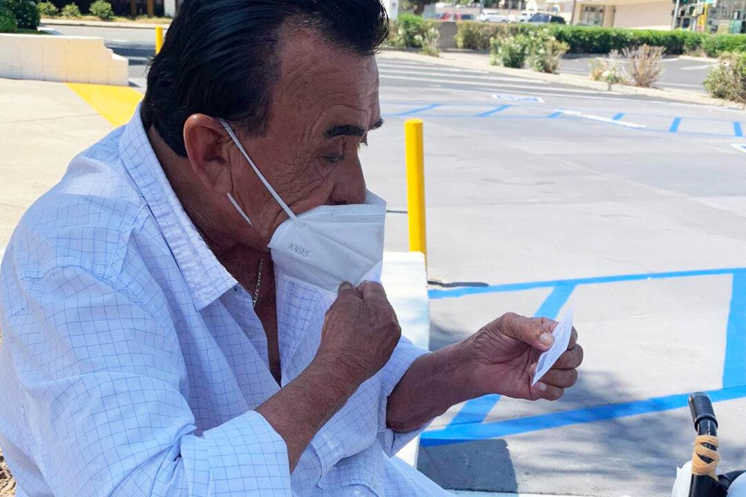 Kindhearted California Woman Raises Over $85,000 for 94-Year-Old Street Vendor