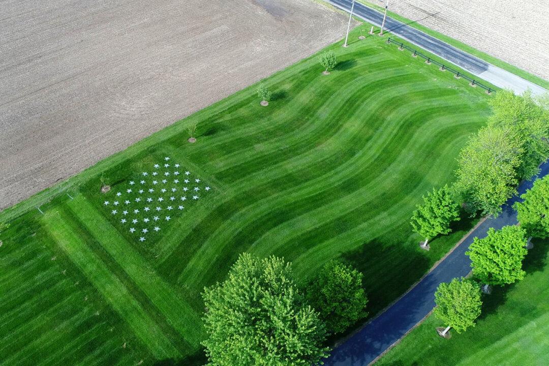 Coach Mows Giant US Flag in Lawn to Honor Fallen Soldier, a Former Wrestling Student