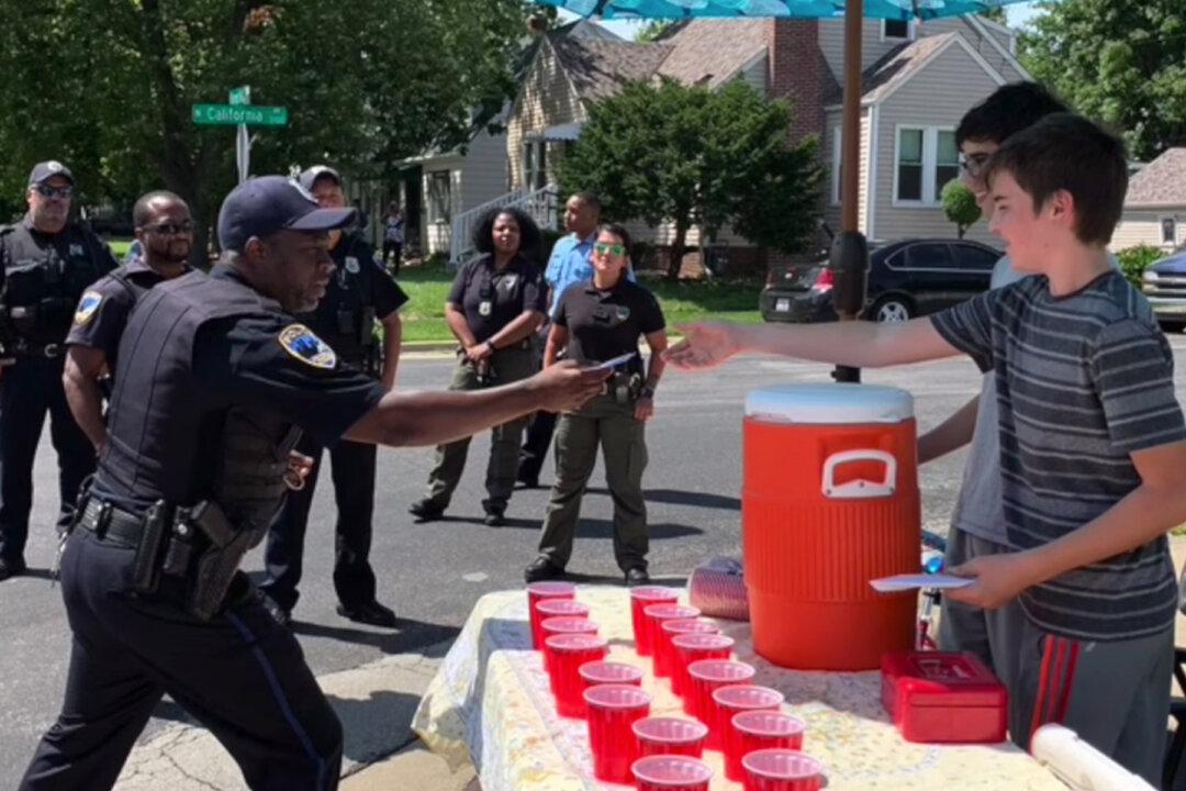2 Boys Selling Lemonade Robbed at Gunpoint–Then Police Convoy Does Something Amazing