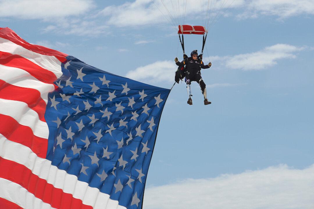 Double Amputee Ex-Green Barret Parachutes In With Giant US Flag at Veterans’ Rally