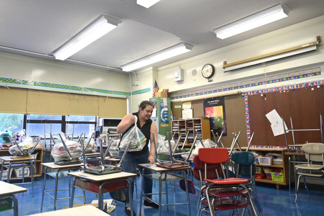 NYC Mayor Strikes Deal With Teachers’ Union, Delays School Reopening