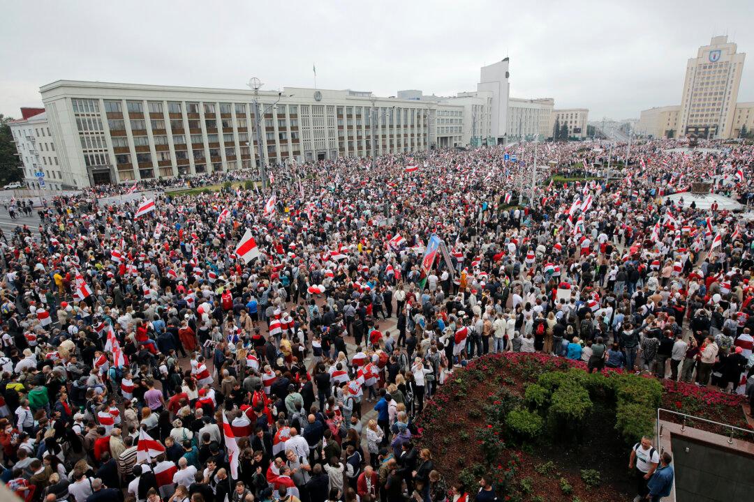 Vast Protest in Minsk Keeps Pressure on Belarus President