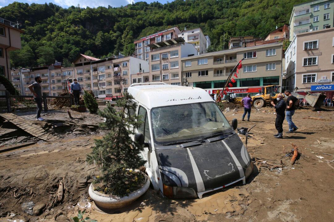 6 Dead, 2 Missing in Floods, Landslides in Northeast Turkey