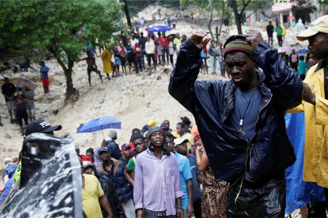Thousands Evacuate as Dueling Storms Take Aim at US Gulf Coast