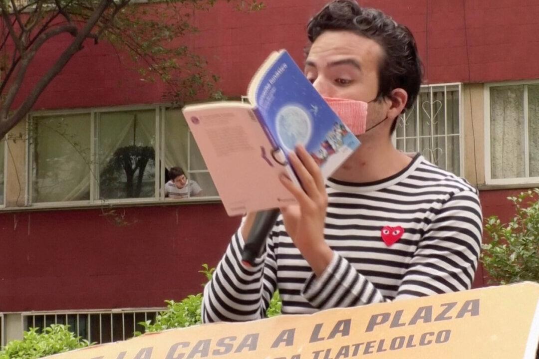 Mexican Storyteller Amuses Children Stuck at Home Amid Pandemic
