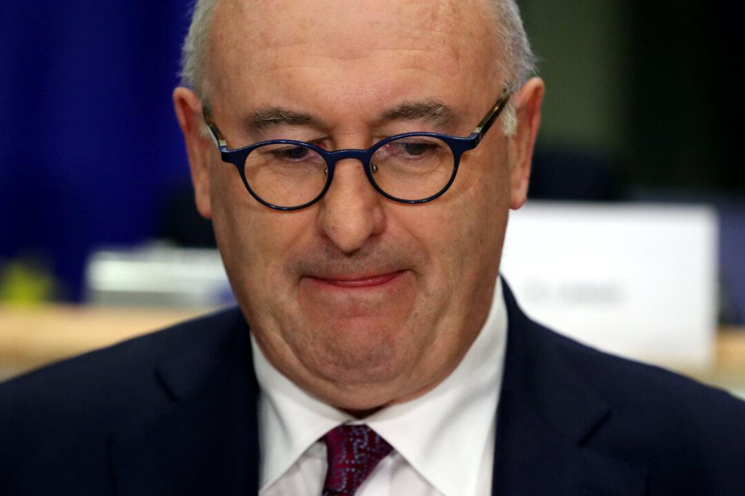 EU Trade Chief Hogan Quits Over Ireland COVID-19 ‘Golfgate’ Controversy