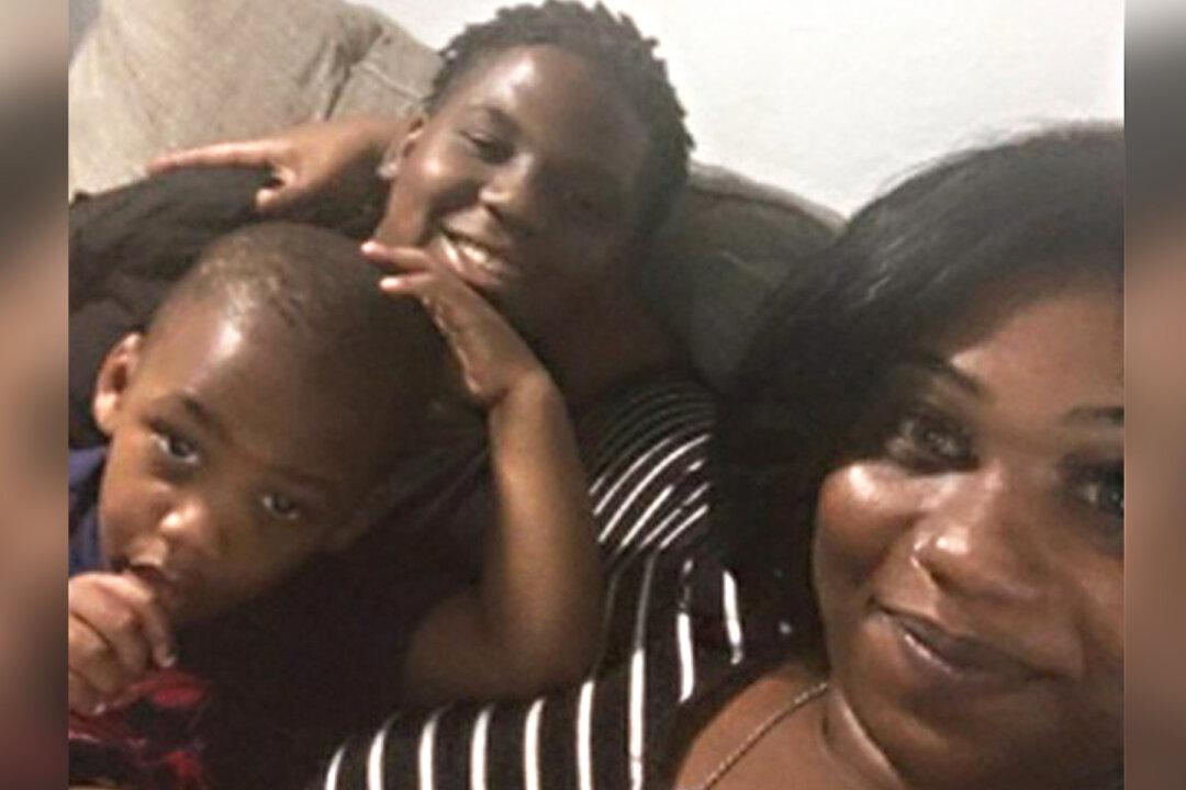CEO Apologizes for Posting Cruel Eviction Notice With ‘Waving Emoji’ on Jobless Mom’s Door