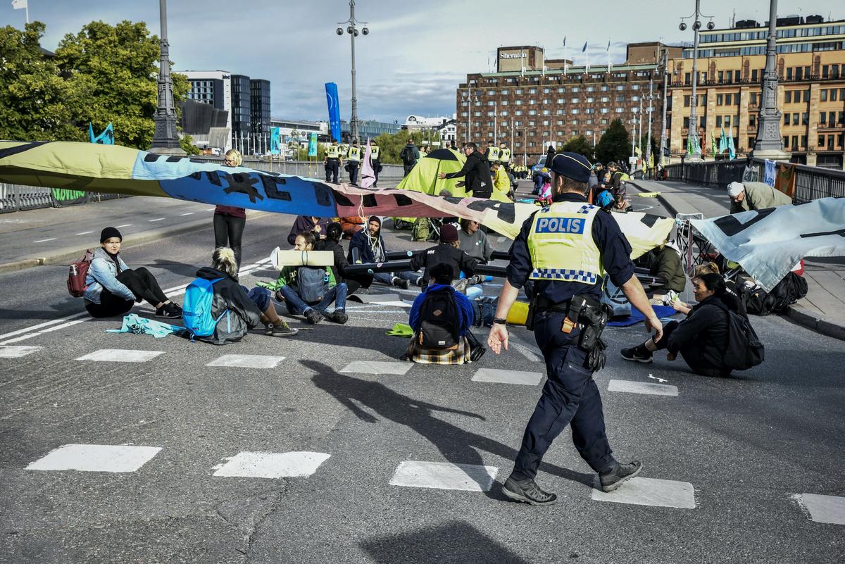 Swedish Police Break up Climate Demonstrations in Stockholm