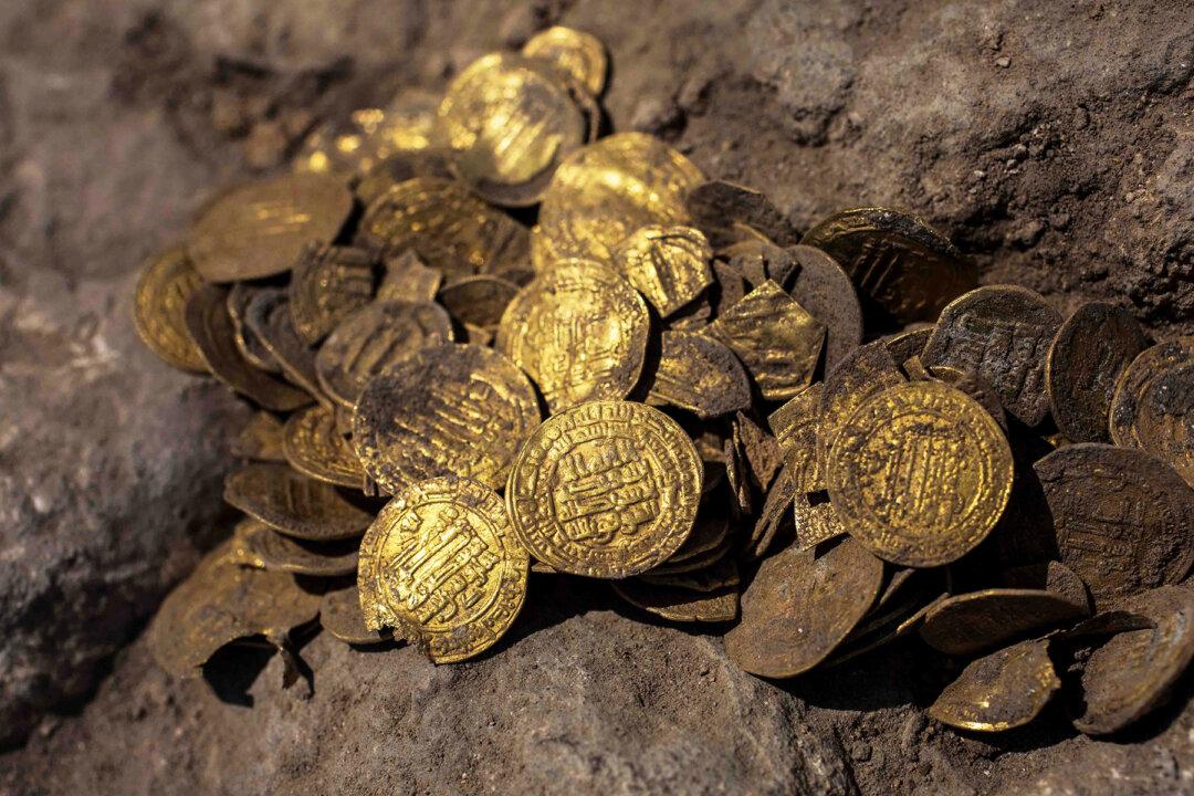 Teenagers Unearth Trove of 1,000-Year-Old Gold Coins in Clay Container in Israel