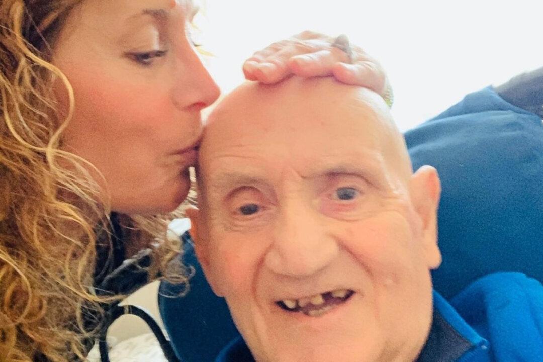 Daughter and Father With ‘Time-Traveling’ Alzheimer’s Closer Than Ever After Mom Passes Away