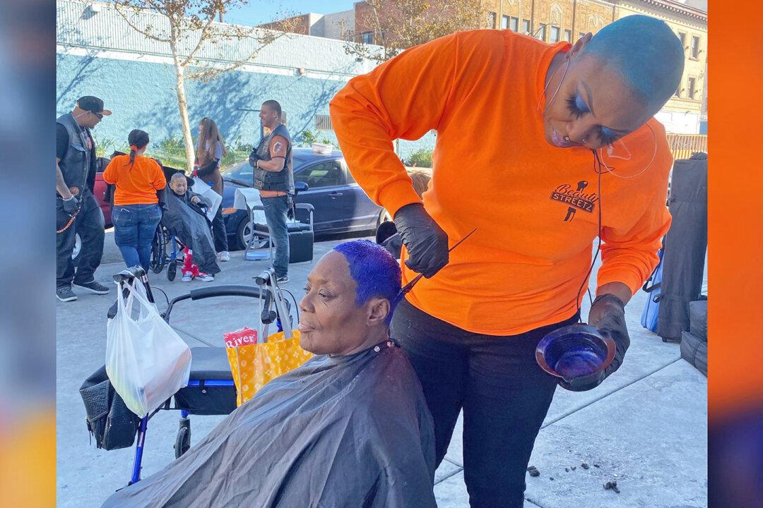 Woman Who Gives Free Makeovers to the Homeless Continues to Support Them Amid Pandemic
