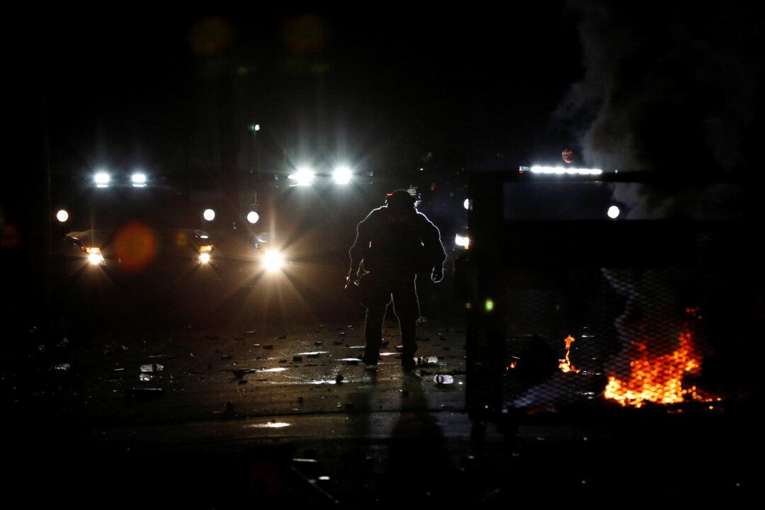 Portland Rioters Smash Windows, Break Into Business During March to Mayor’s Home