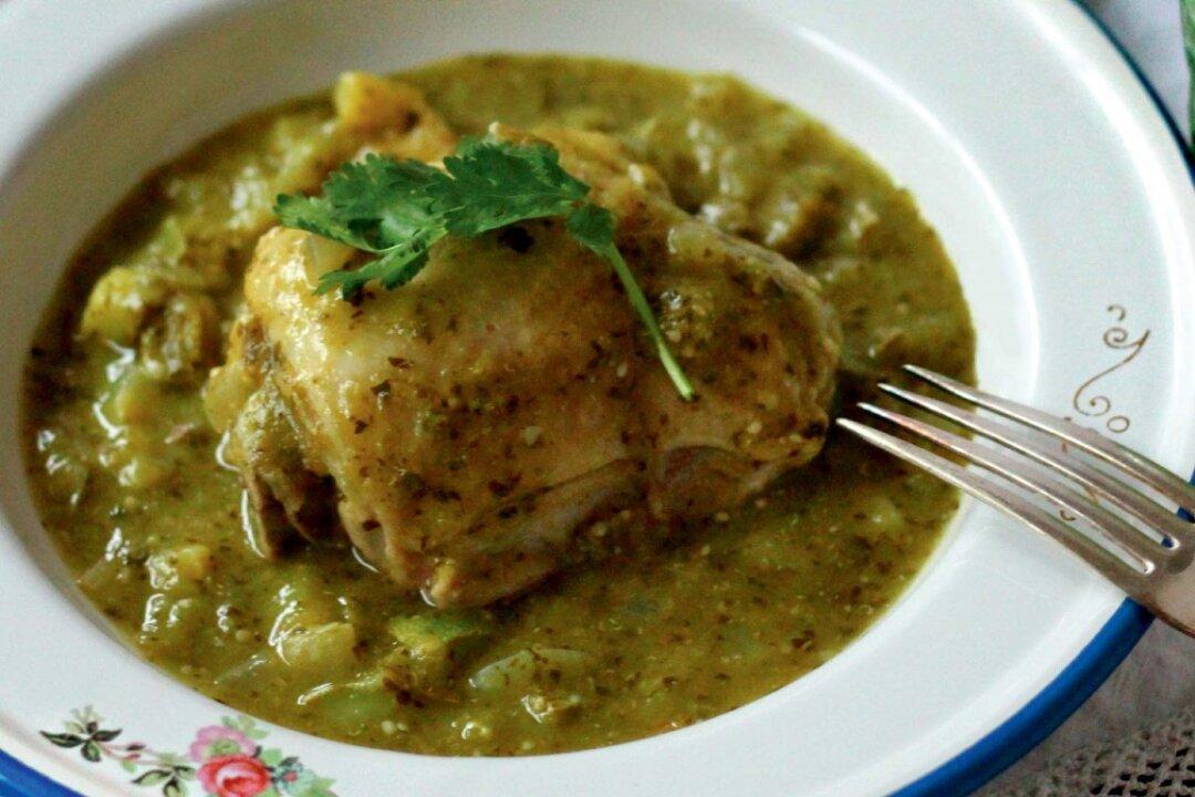 Pollo en Salsa Verde con Calabacitas (Chicken With Squash in Green Salsa)