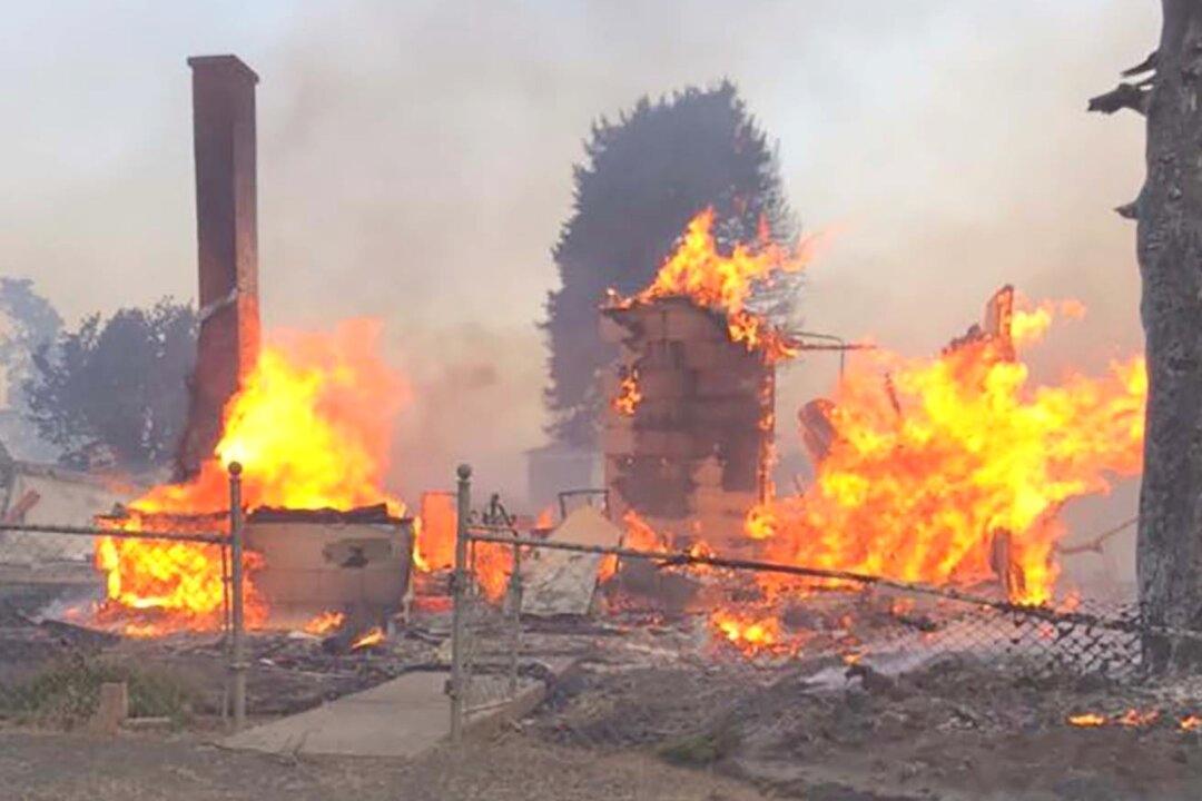 80 Percent of Buildings in Eastern Washington Town Destroyed During Firestorm