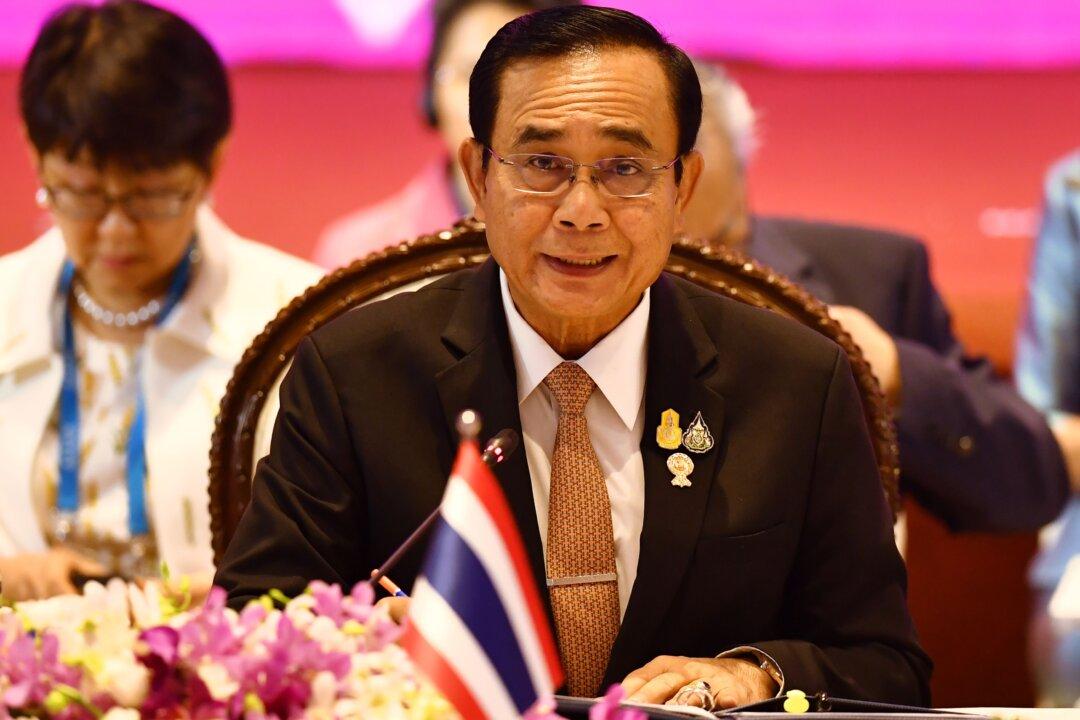 Hundreds of Protesters Clash With Police Near APEC Summit in Thailand