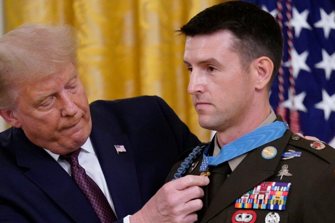 Trump Lauds Medal of Honor Recipient for Hostage Rescue