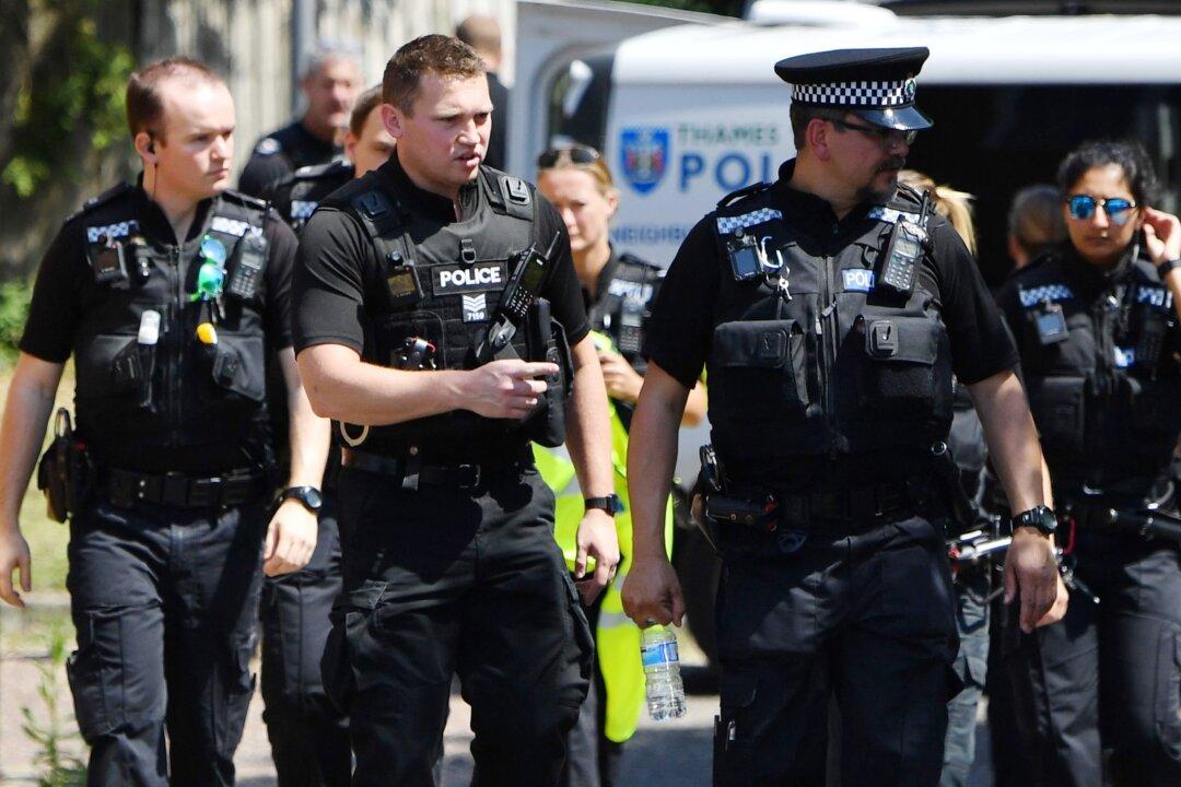 UK Counter-Terrorism Police Arrest Man Over London Package