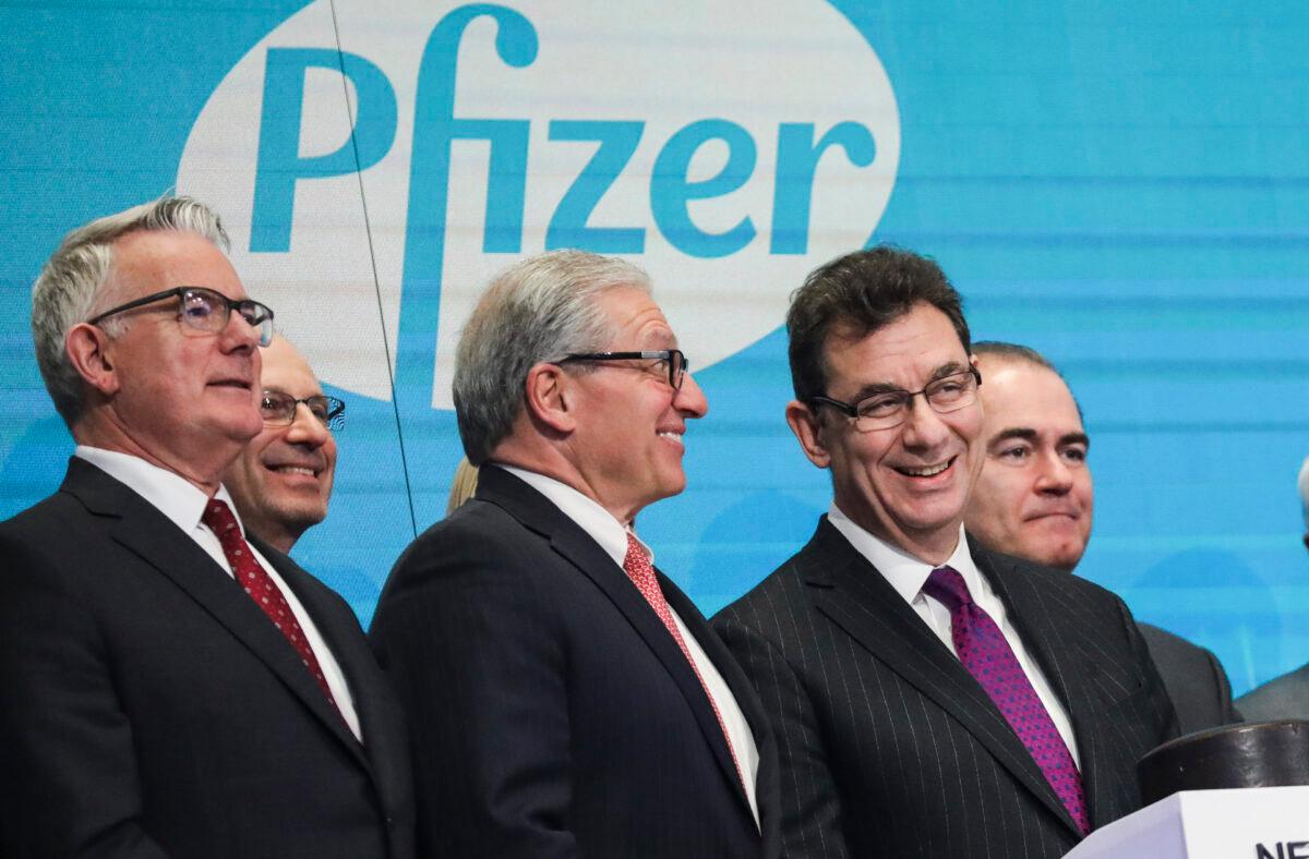 Albert Bourla (R), chief executive officer of Pfizer, waits to ring the closing bell at the New York Stock Exchange in New York City, N.Y., on Jan. 17, 2019. (Drew Angerer/Getty Images)
