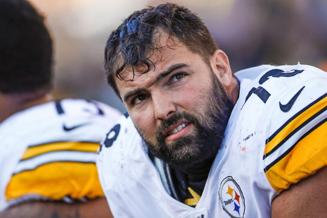Steelers’ Alejandro Villanueva Wears Name of a Slain Veteran on Helmet, Breaks Step With Team