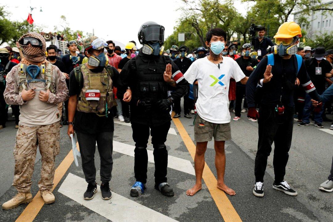 Thai Protesters Challenge Monarchy as Huge Protests Escalate