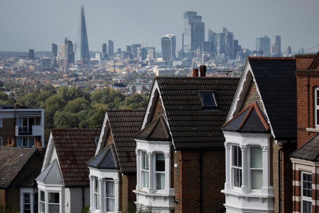 UK Buyers Wanting More Space Drive Larger-Home Prices to ‘All Time High’