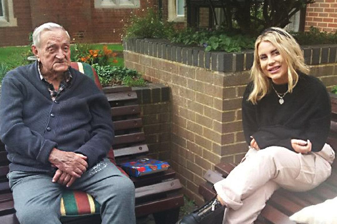 Hairdresser, 24, Befriends Veteran, 94, While Volunteering at a Hospital During Lockdown