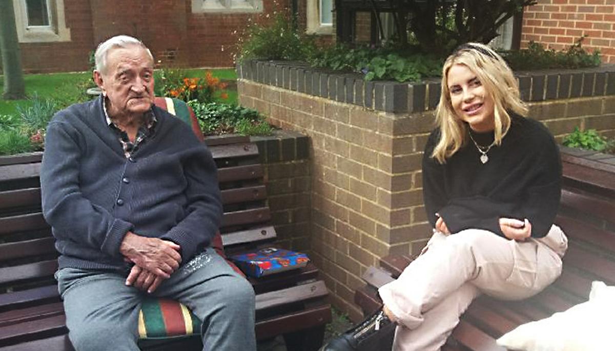 Hairdresser, 24, Befriends Veteran, 94, While Volunteering at a Hospital During Lockdown