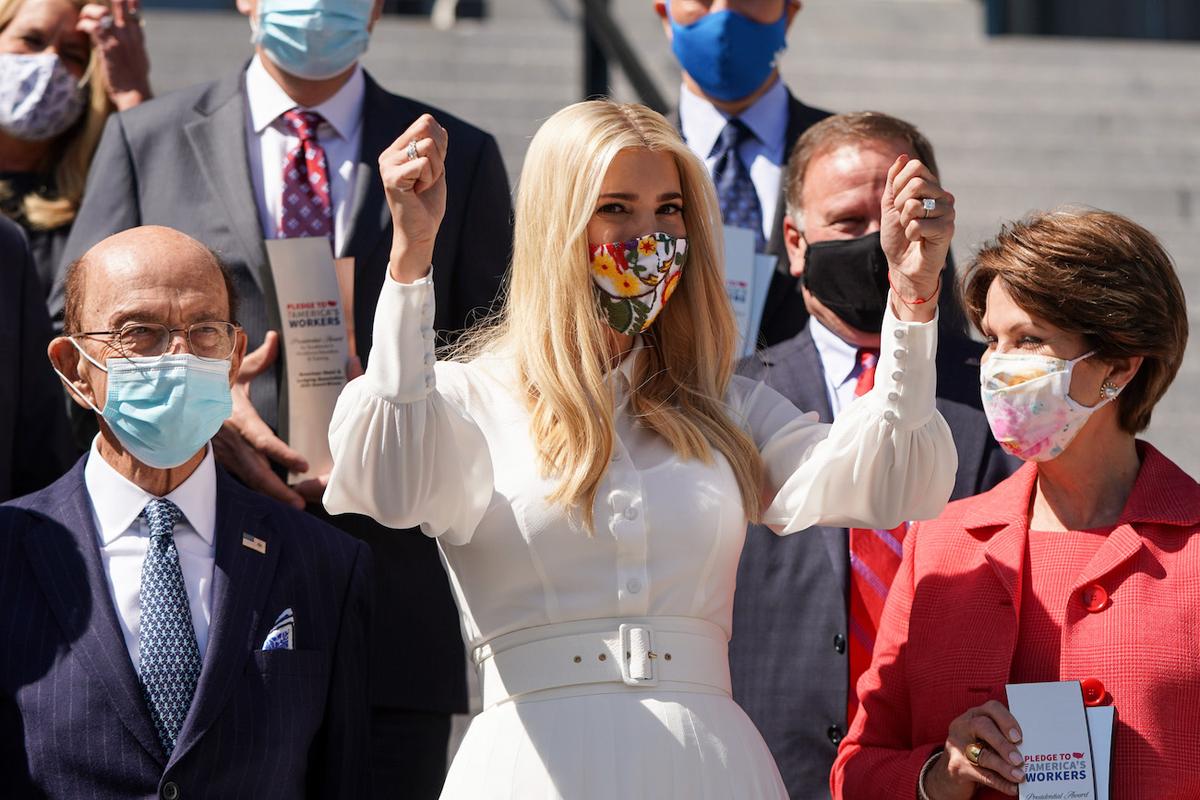 Trump Gives 9 Companies ‘Pledge to America’s Workers Presidential Award’