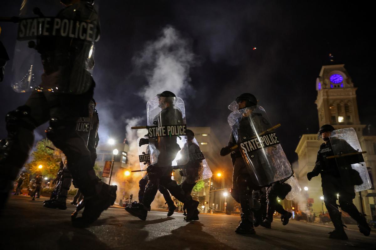 Riots Break Out in US Cities After Decision in Breonna Taylor Case